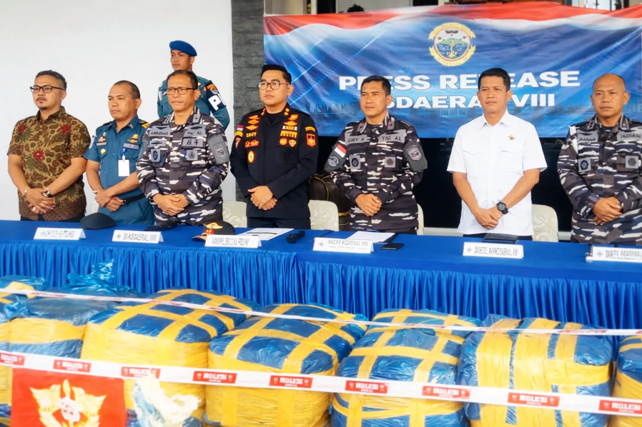 TNI AL, Bea Cukai dan KSOP Bitung Kompak Bongkar Penyelundupan 1,45 Ton Sianida Ilegal Diduga dari Filipina
