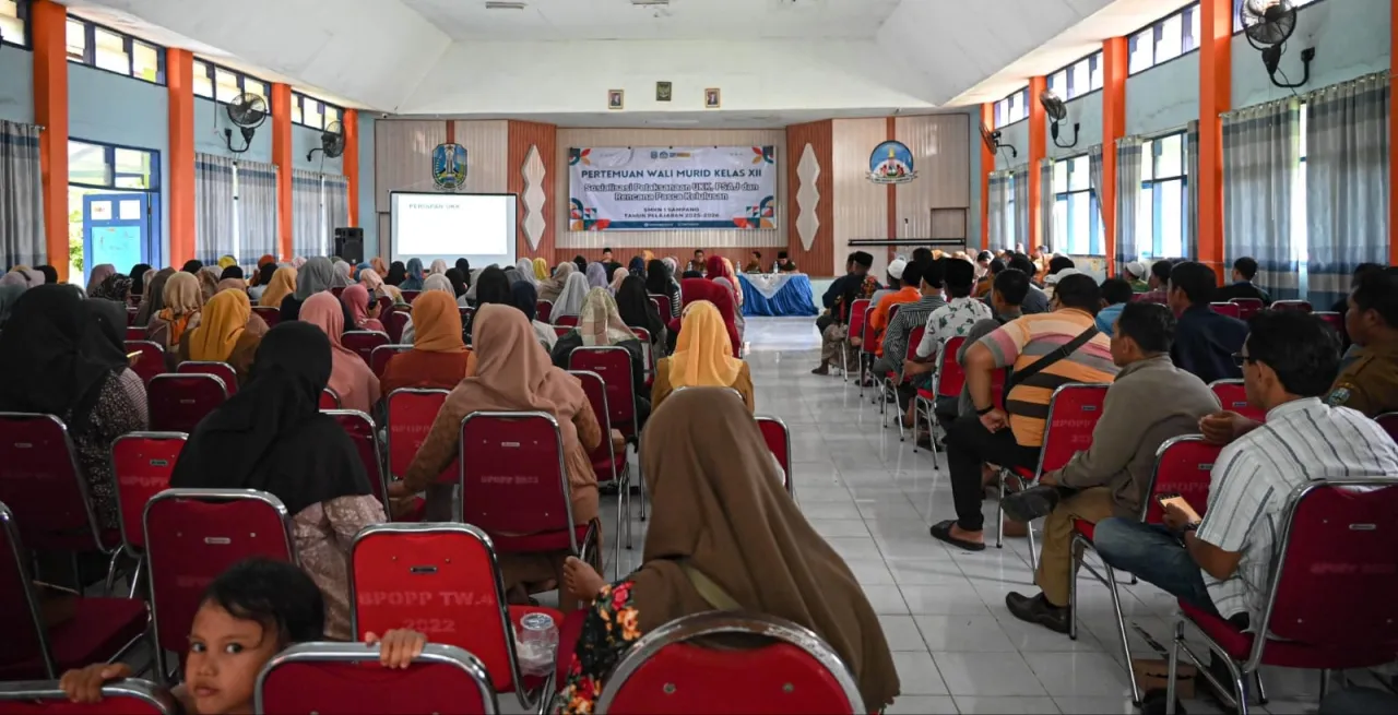 Caption: SMKN 1 Sampang menggelar kegiatan Pertemuan Wali Murid Kelas XII. Bertempat di aula sekolah, /Foto: Taufik Kabiro