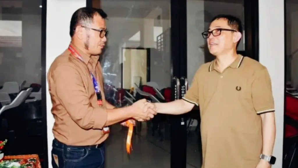 Langkah Maju FISIP Unsrat, Oktovian Berty Alexander Sompie Serahkan Kunci Gedung kepada Ferry Daud Liando