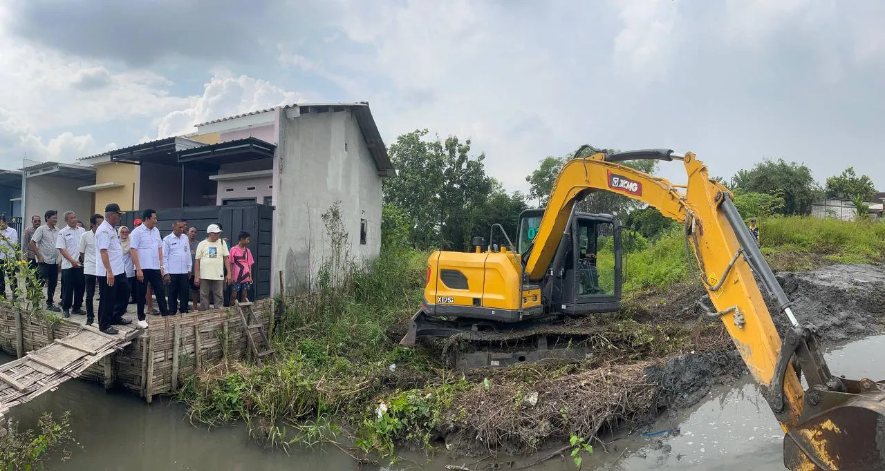 Saluran Irigasi di Wonoayu menyempit jadi 1,5 Meter, Bupati Sidoarjo Perintahkan Segera Normalisasi