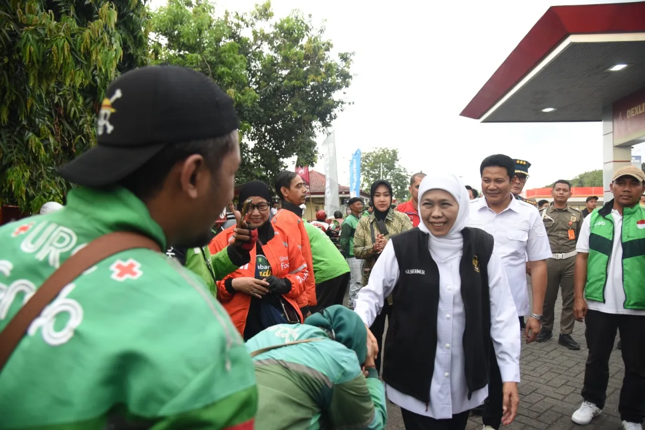 Bupati Sidoarjo Dampingi Gubernur Jatim Bagikan BBM Gratis dan Tinjau Pasar Murah