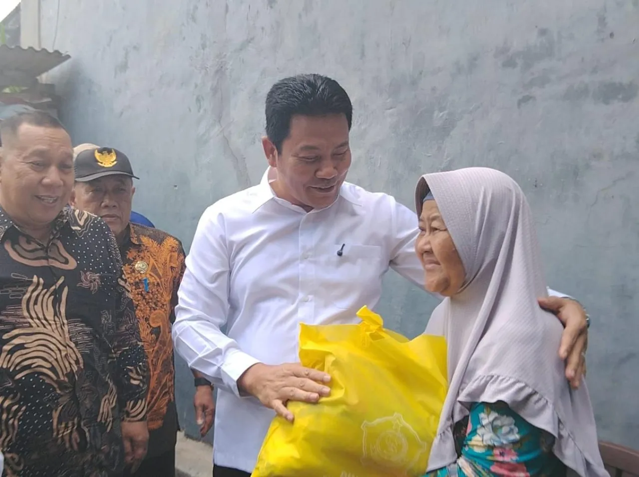 Tinjau RTLH di Kureksari, Bupati Subandi Pastikan Perbaikan Rumah dan Salurkan Bantuan Kursi Roda