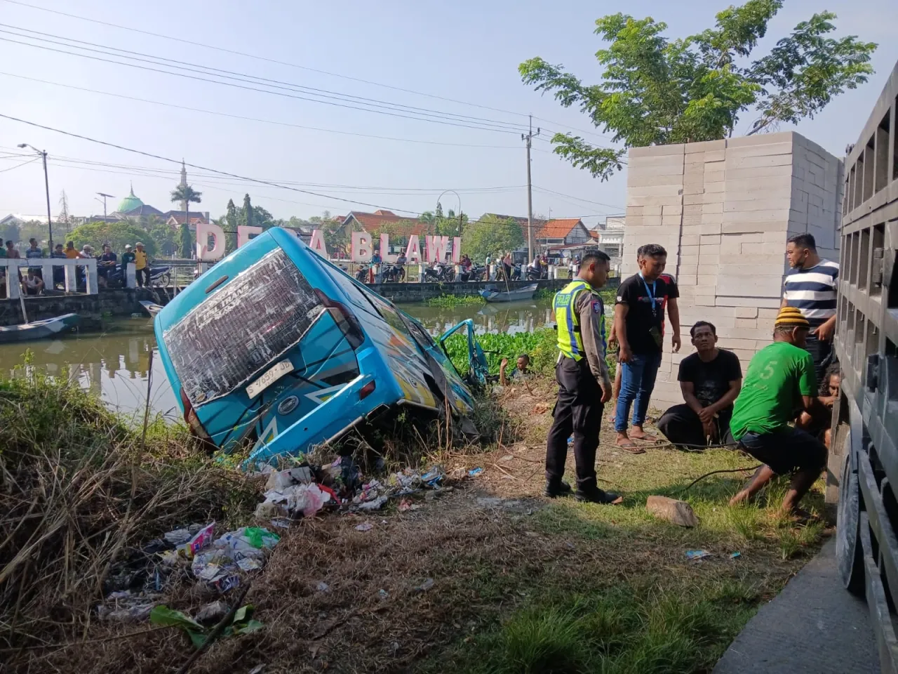Respon Cepat Polres Lamongan, Lakukan Pertolongan Pertama pada Laka Tunggal Mobil Elf di Karangbinangun
