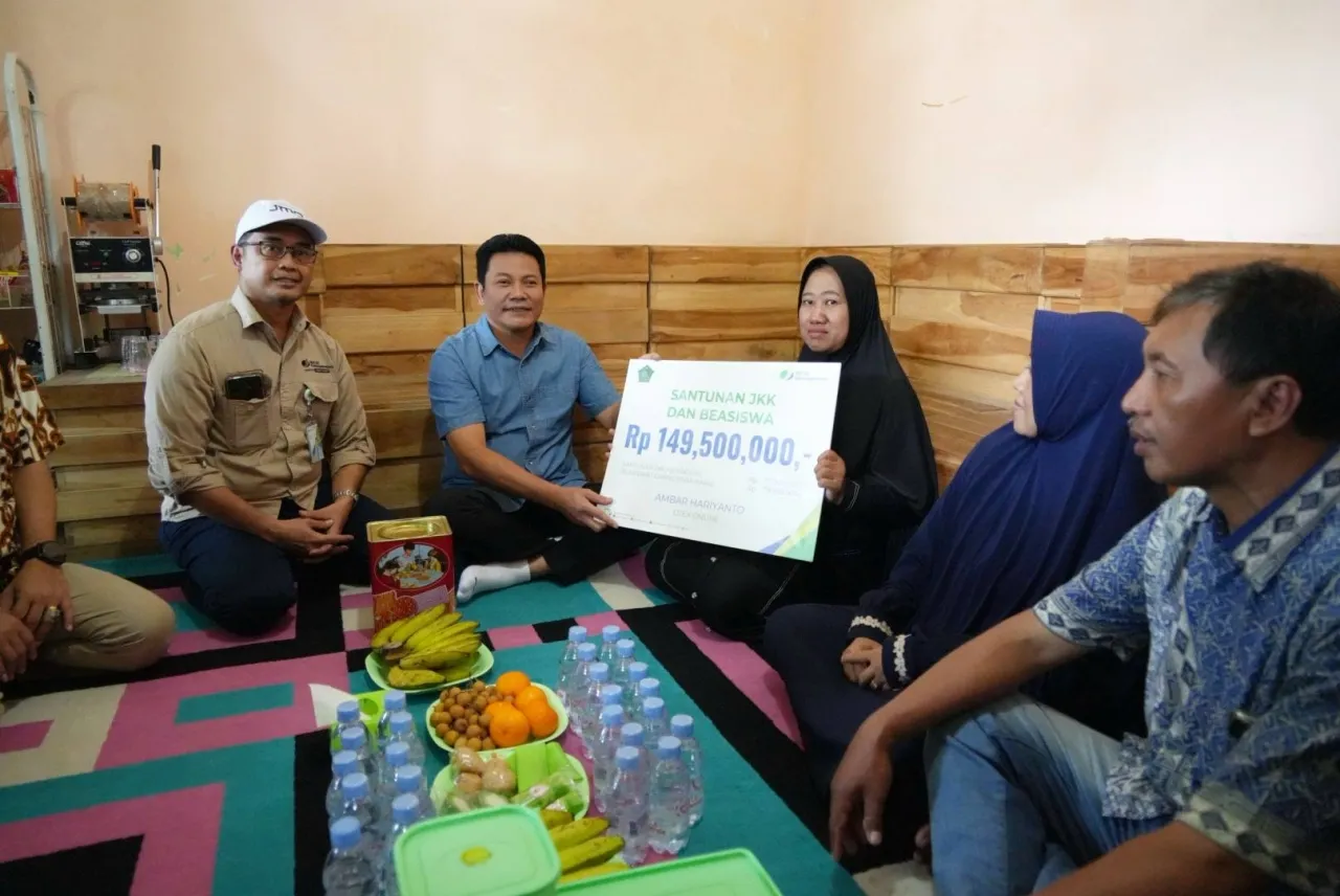 Bupati Sidoarjo Serahkan Santunan Untuk Keluarga Driver Ojol Korban Kecelakaan