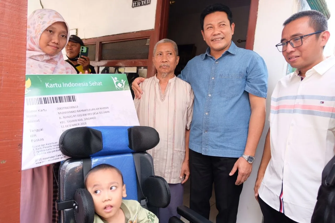Berkunjung ke Taman, Bupati Sidoarjo Sidak RTLH dan Serahkan Bantuan Kursi Roda untuk Warga
