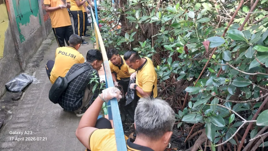 Sambut Hari Bumi 2026, Polsek Asemrowo Bersihkan Kampung Warna-Warni Tambat Labuh Shontoh Laut Surabaya,