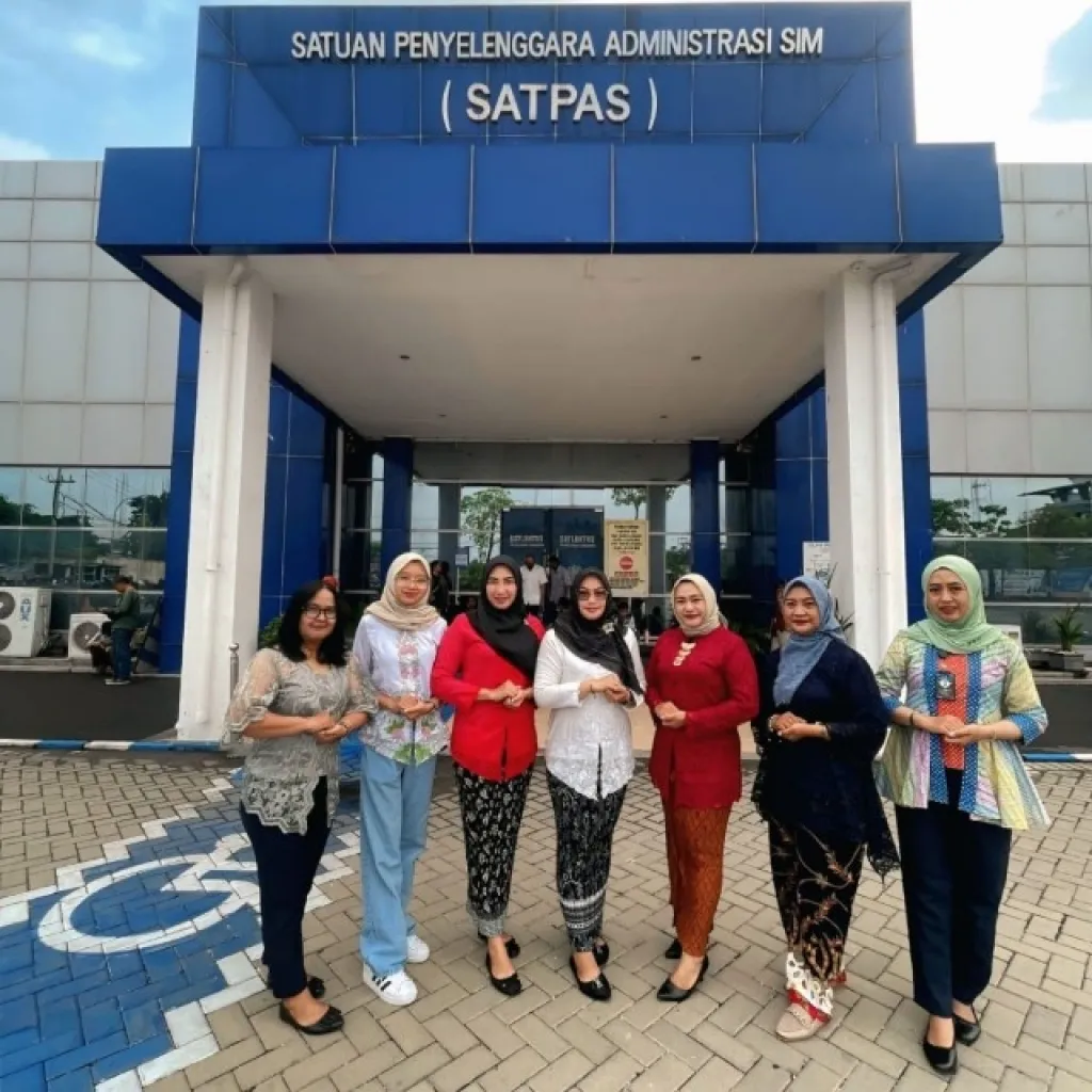 Hari Kartini 2026, Polwan dan Staf Satpas Colombo Surabaya Kenakan Kebaya dan Bagikan Cokelat