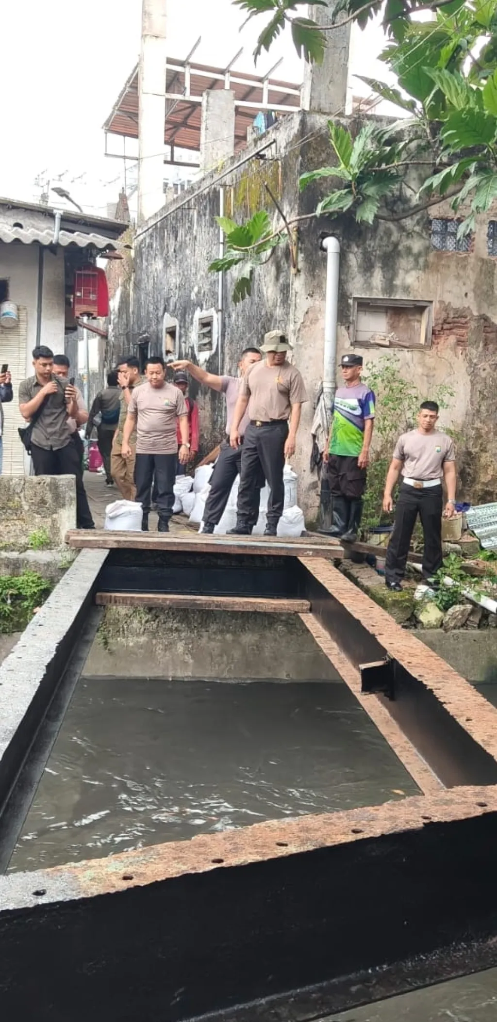 Kapolrestabes Surabaya Tinjau Pembangunan Jembatan Garuda Merah Putih di Sukomanunggal, Pastikan Keselamatan Warga