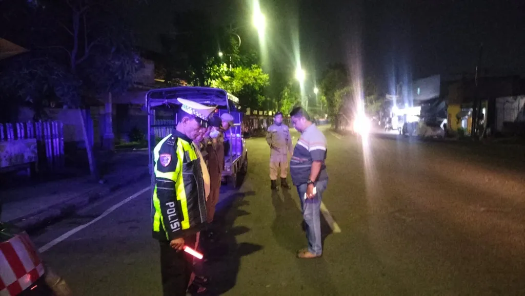 Patroli Dini Hari di Perbatasan, Polsek Semampir Gandeng Satpol PP Jaga Kamtibmas