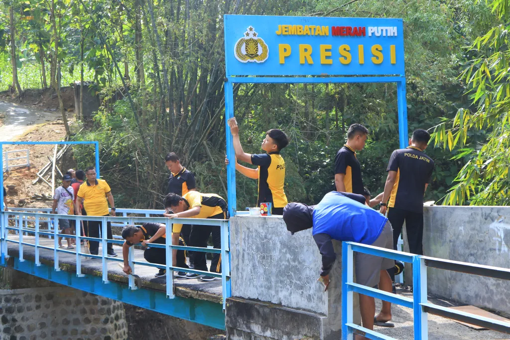 Polres Ngawi Rampungkan Perbaikan Jembatan Merah Putih Presisi di Blandongan