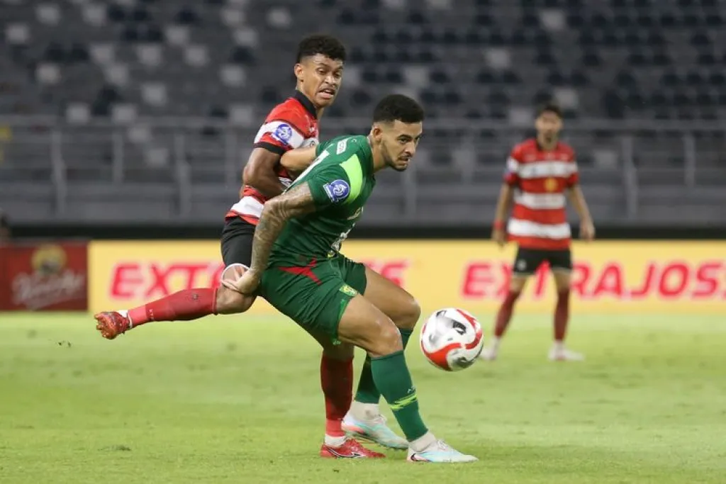 Madura United Tundukkan Persebaya 2-1 di Derbi Suramadu