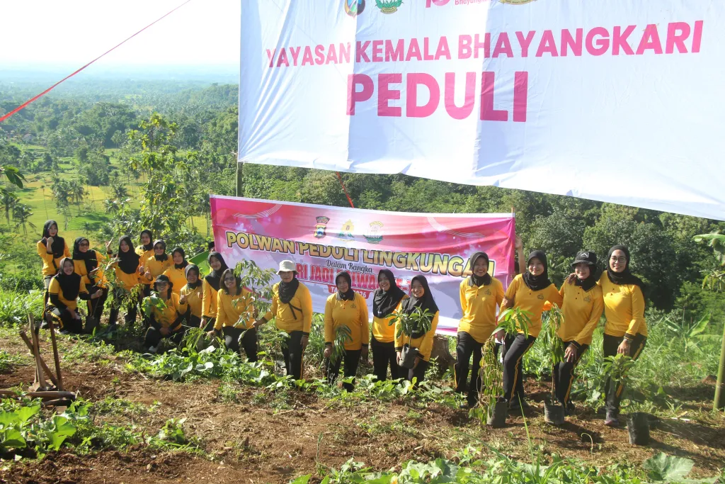 Polres Trenggalek Tanam Ratusan Pohon Beringin di Lahan Kritis Jaga Sumber Air
