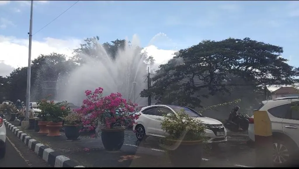 Pipa Air Bocor di MERR Surabaya, Semburan Tinggi Ganggu Lalu Lintas