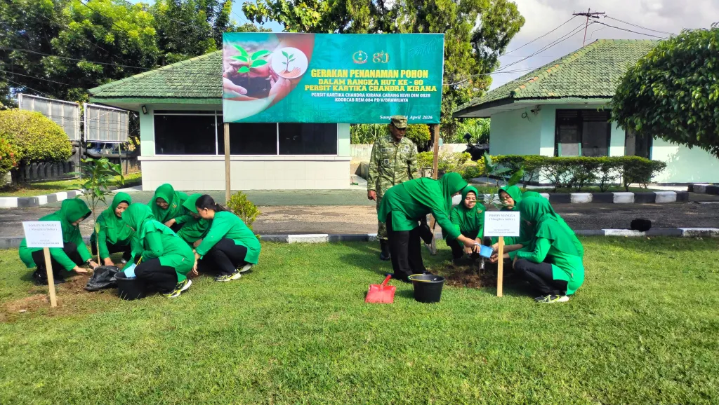 Persit KCK Sampang Hijaukan Bumi Lewat Aksi Tanam Pohon di HUT Ke-80
