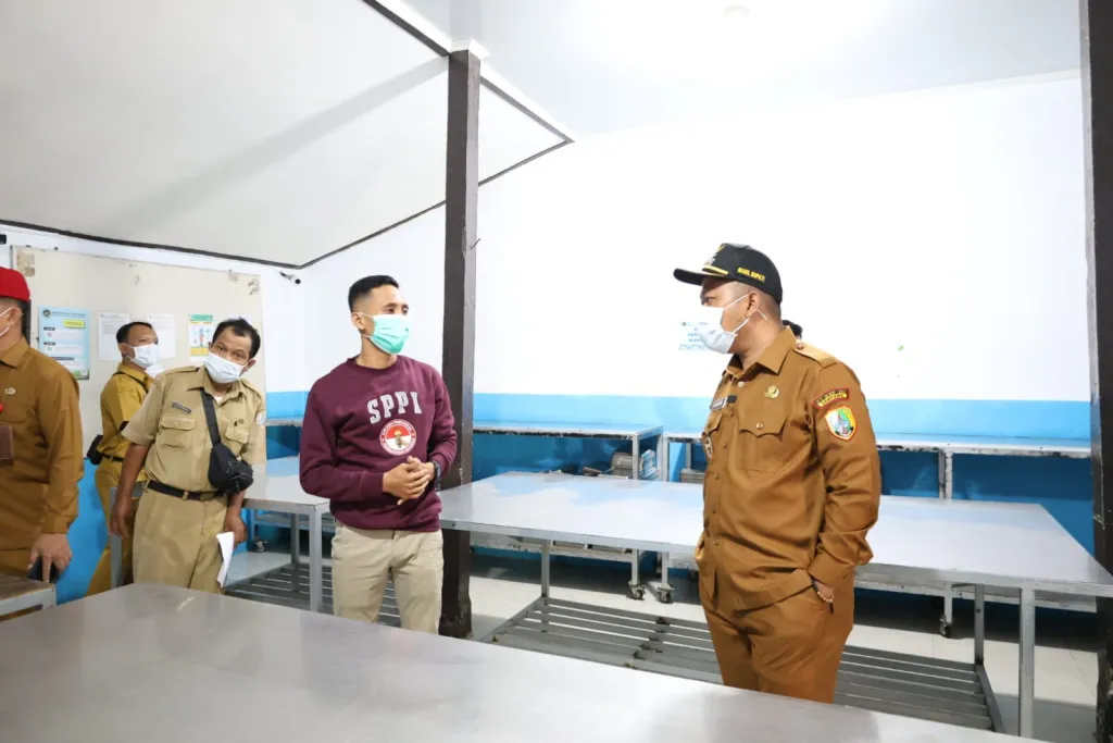 Caption Foto: Sidak Dapur MBG Sampang, Wakil Bupati Temukan Komitmen Tinggi di SPPG Dalpenang 1