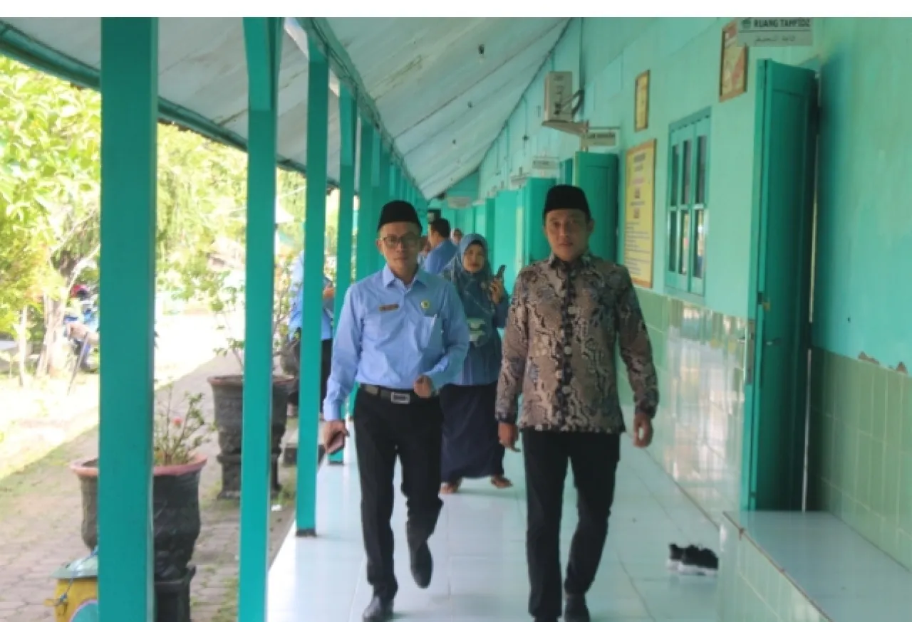 Caption Foto: Kepala Seksi Pendidikan Madrasah (Pendma), Imam Mahmudi, melakukan monitoring langsung