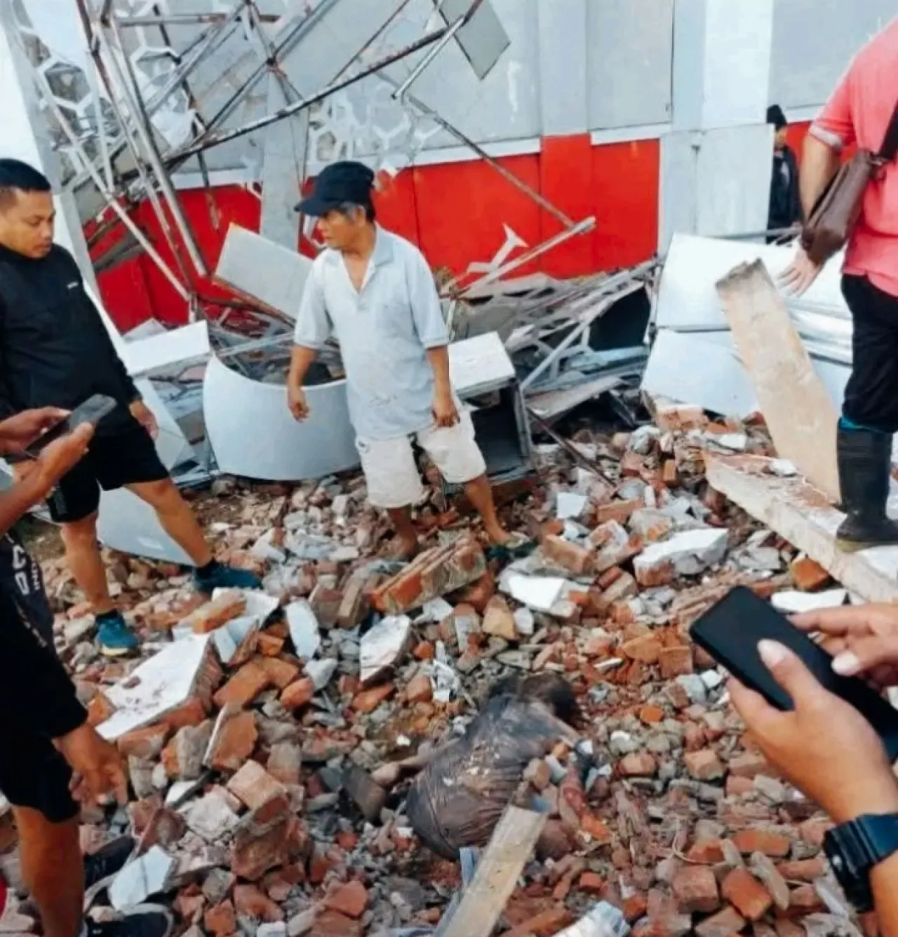 Gempa Dahsyat M 7,3 Guncang Manado, Berpotensi Tsunami: Lapangan KONI Ambruk, Satu Korban Jiwa