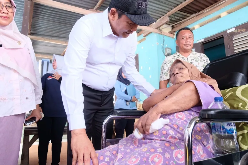 Bupati Subandi Sidak RTLH Serta Salurkan Bantuan Kursi Roda Bagi Warga Tarik