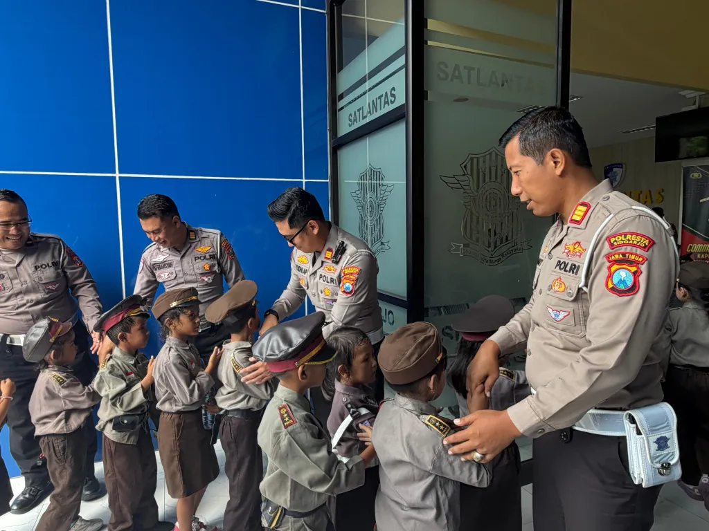 Polisi Sahabat Anak : Polresta Sidoarjo Edukasi Tertib Lalu Lintas Sejak Dini