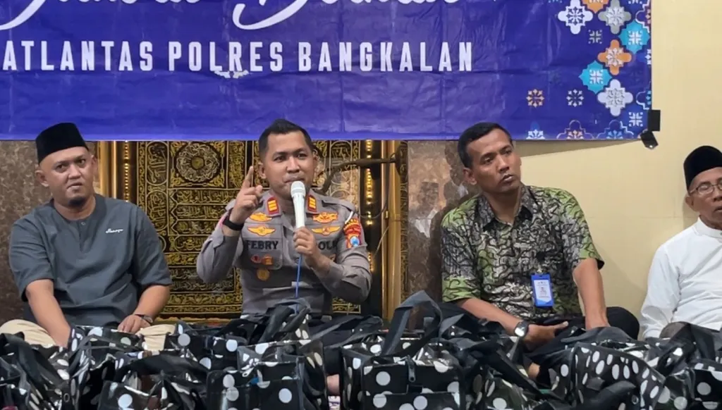 Satlantas Polres Bangkalan Gelar Jumat Berkah di Kemayoran, Bagikan Sembako dan Edukasi Kamtibcarlantas