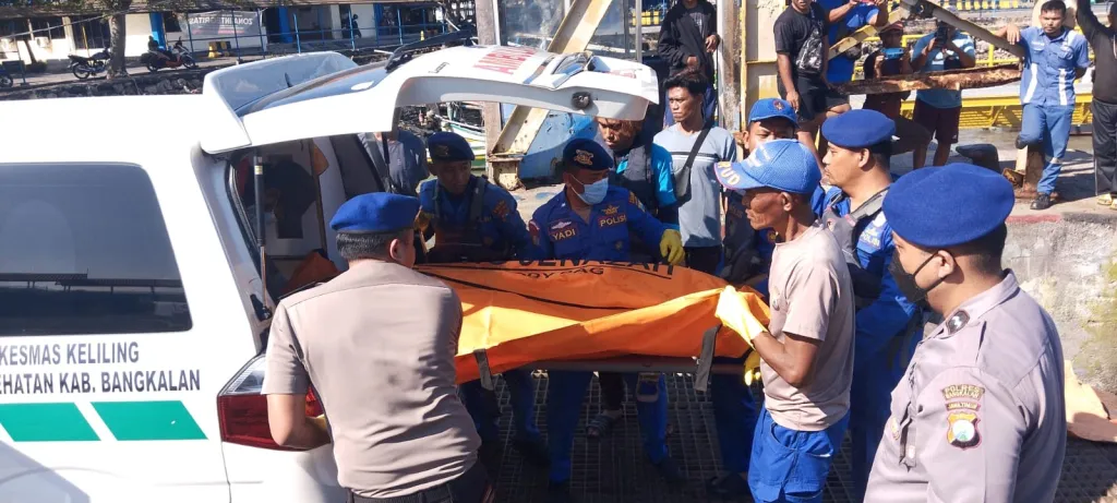 Geger Mayat Terapung di Pesisir Kamal, Satpolairud Polres Bangkalan Langsung Gerak Lakukan Evakuasi