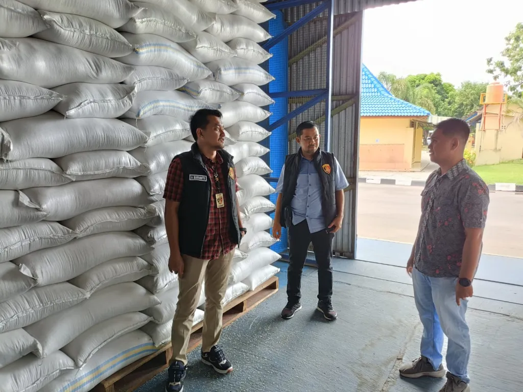 Satgas Pangan Polres Ngawi Cek Gudang Bulog Pastikan Stok Beras dan Jagung Aman