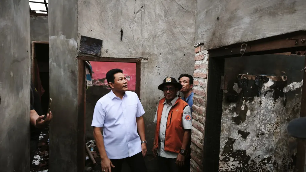 Bupati Sidoarjo Pastikan Korban Kebakaran di Desa Grinting Dapat Bantuan  Renovasi Rumah