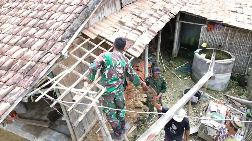 Babinsa Kodim 0828/Sampang Bersama Warga Srapong Kompak Bongkar Rumah Tidak Layak Huni