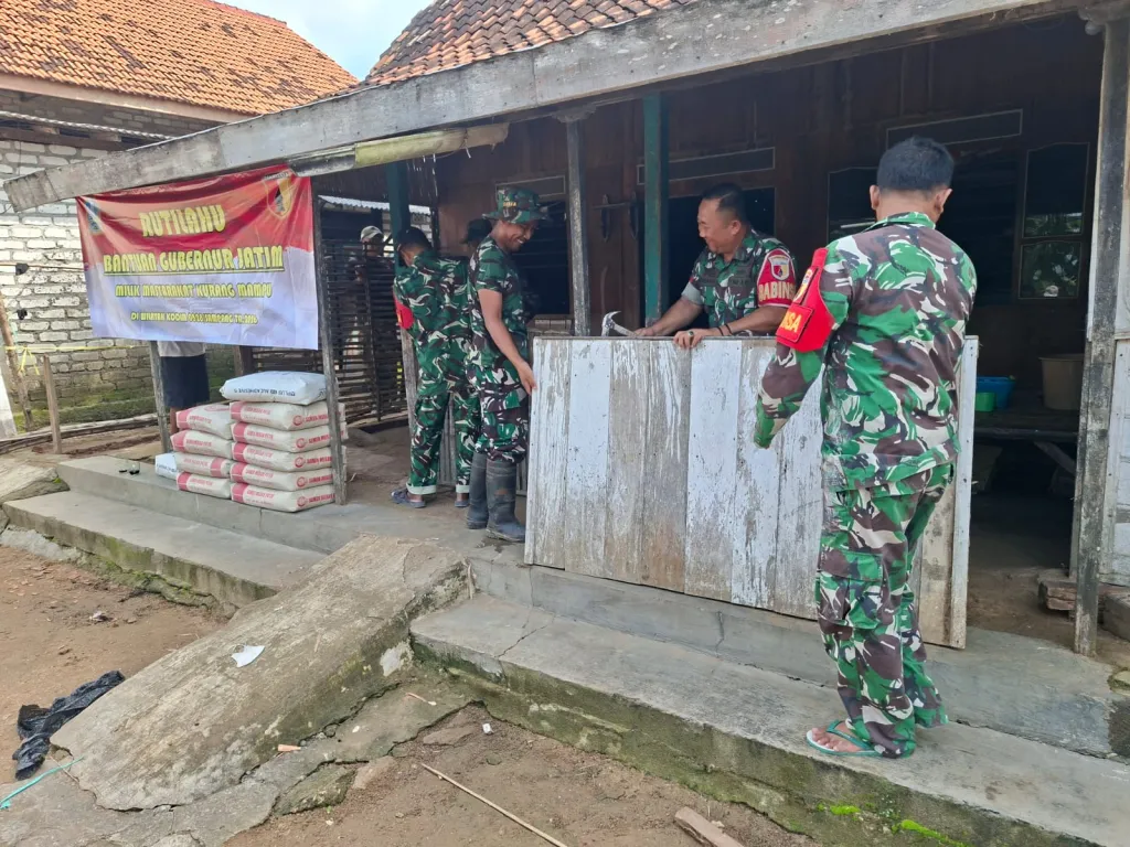 Babinsa Koramil 0828/06 Jrengik Bedah Rutilahu Milik Warga Desa Taman