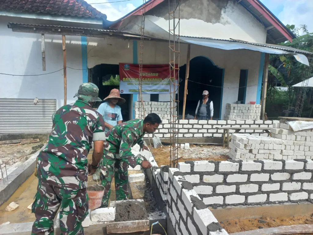 TNI Hadir di Tengah Rakyat, Babinsa Koramil 0828/07 Percepat Pembangunan Rumah Warga