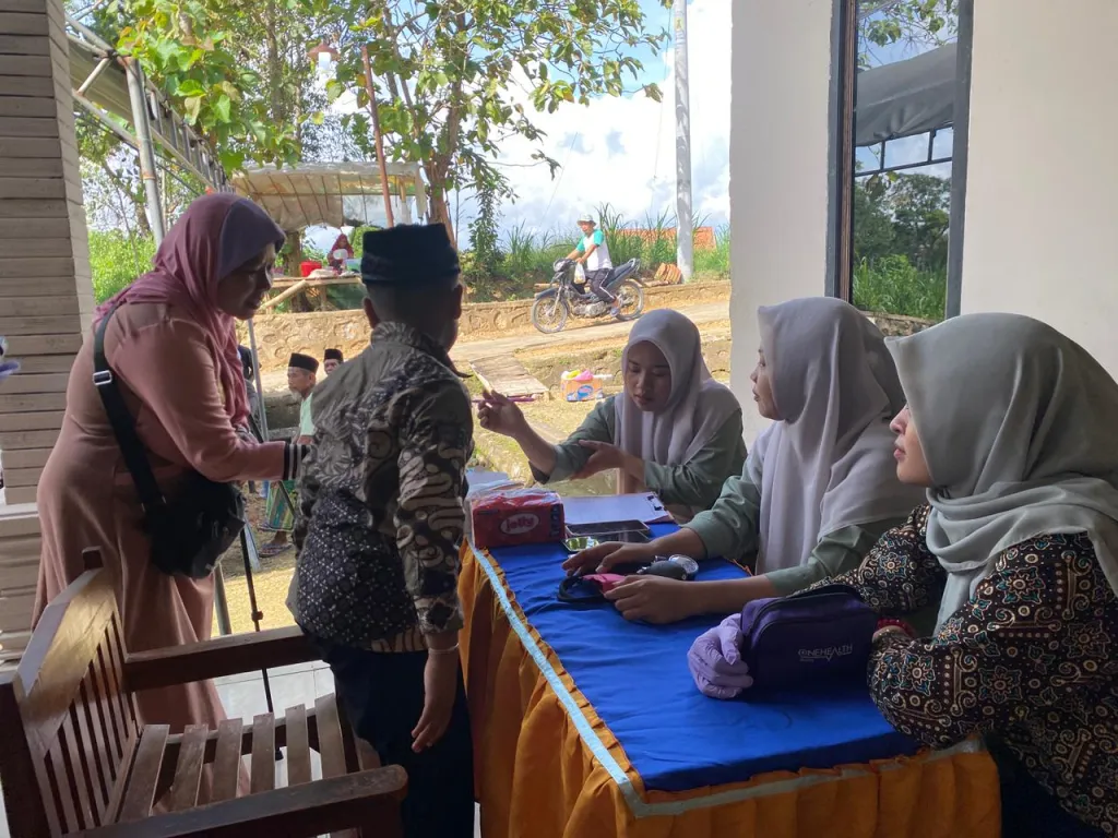Peduli Kesehatan Pedesaan, MDW Sampang Beri Layanan Pengobatan Alternatif Gratis bagi Warga Kurang Mampu