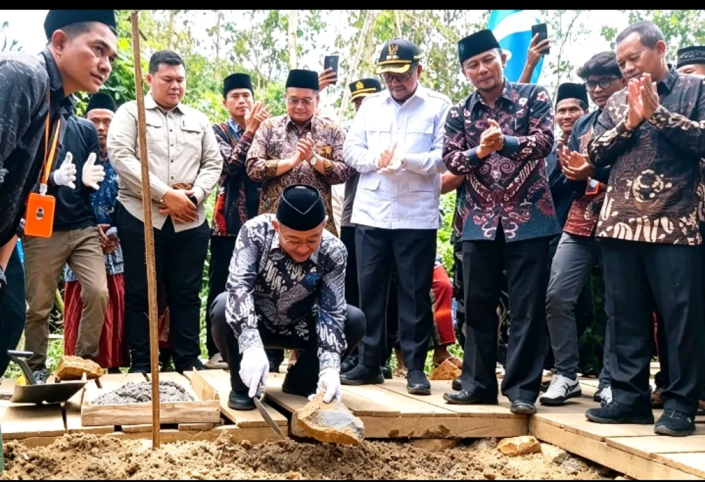 Mendikdasmen Letakkan Batu Pertama Jembatan Ihdinas Sirotol Mustakim di Sampang