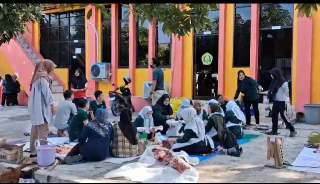 Tumbuhkan Empati Mahasiswa, Yayasan Sukma Wijaya Sampang Salurkan 4 Sapi Kurban di Momentum Idul Adha