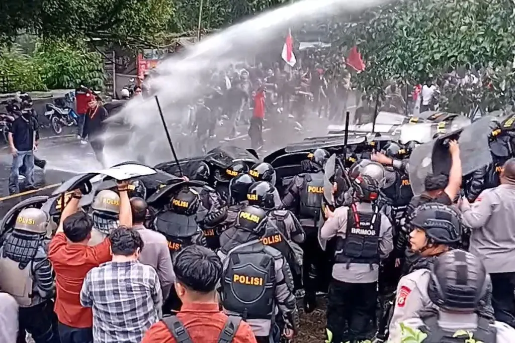 Demo Mahasiswa di DPRD Sulut Berakhir Ricuh, Water Cannon dan Gas Air Mata Bungkam Aspirasi