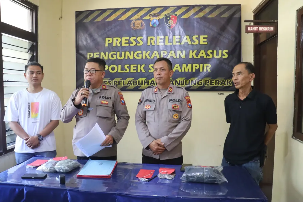 Polres Pelabuhan Tanjungperak Amankan Tersangka Pencuri Komponen Panel TL di Surabaya