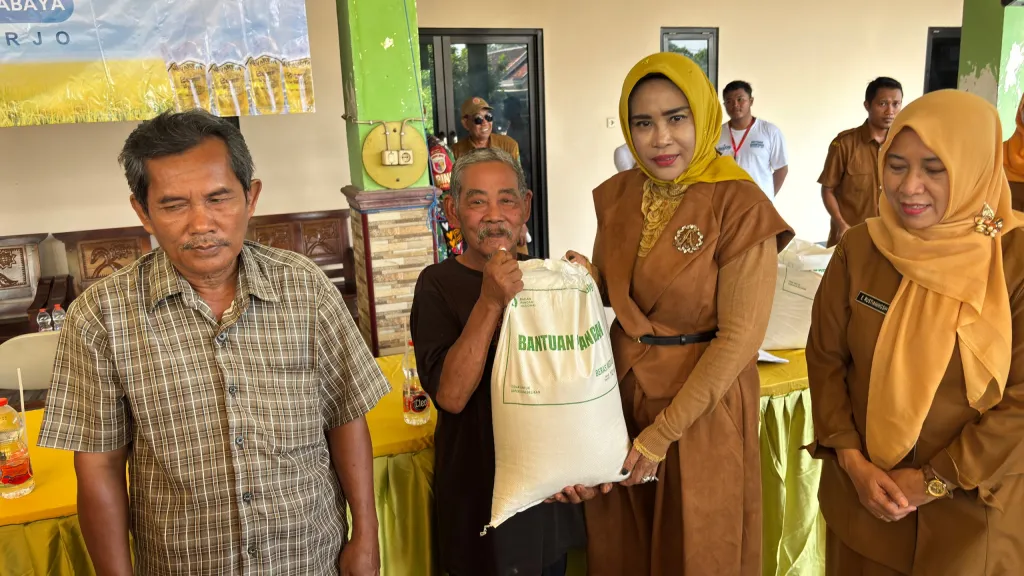 Wabup Sidoarjo Salurkan Bantuan Pangan Untuk 1.600 KPM di Kecamatan  Wonoayu