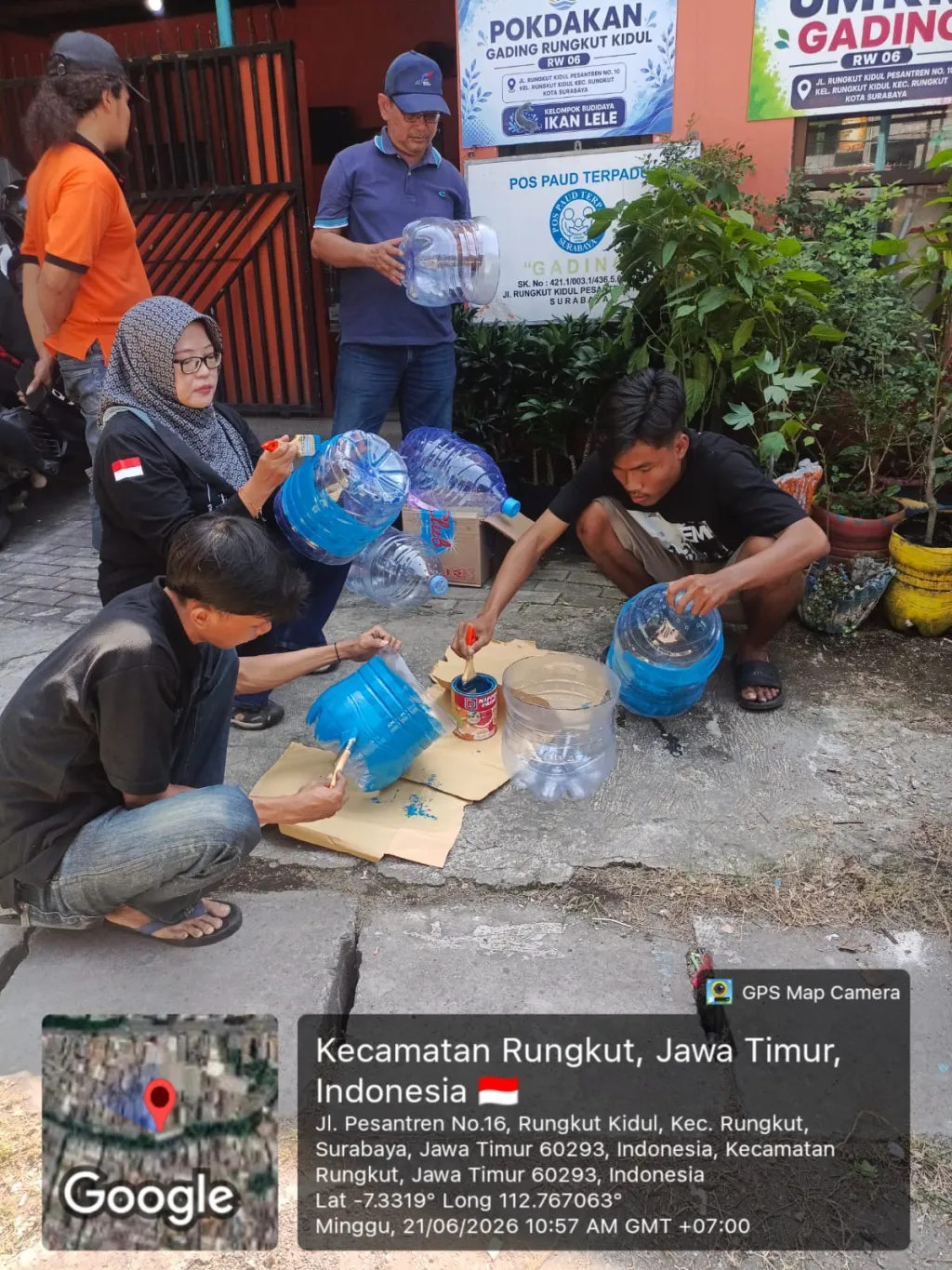 Gotong Royong Pembuatan Tempat Pilah Sampah Dihadiri oleh Lurah Rungkut Kidul dan Sosialisasi Perlinsos di RW 06