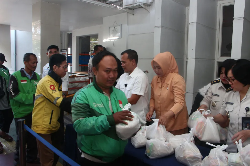 Berbagi Kebahagiaan, Lapas Kelas I Madiun Bagikan Bantuan kepada Warga Sekitar
