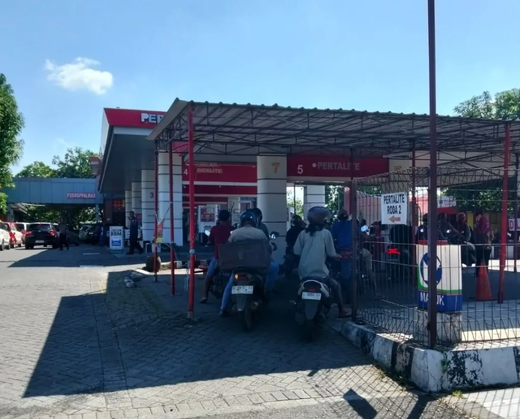 Antisipasi Antrean Pembeli Bio Solar di SPBU, Satlantas Polrestabes Surabaya Patroli Rutin Tiap 1 Jam
