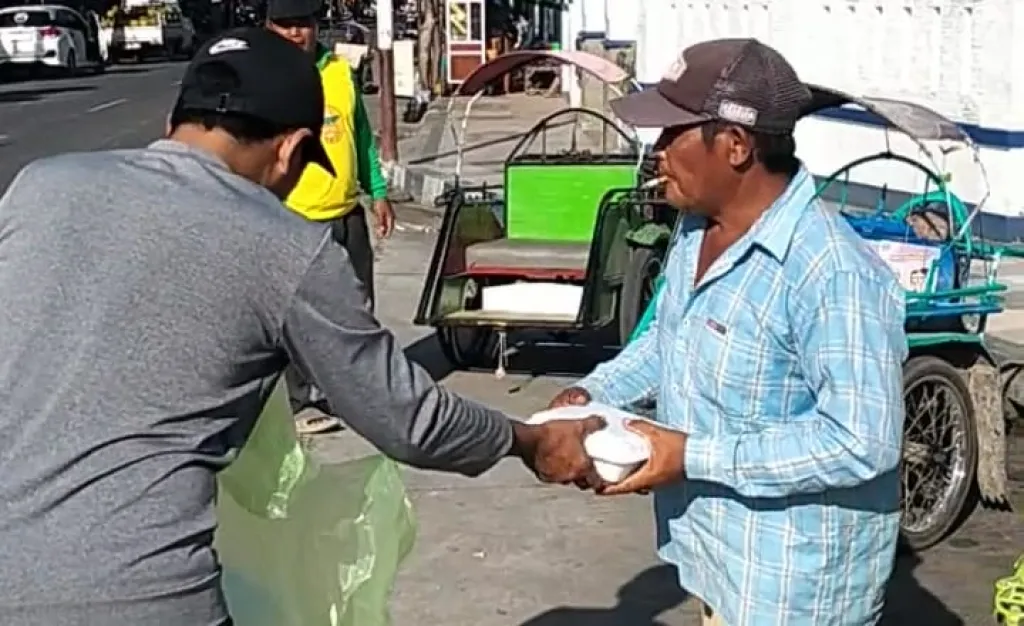 Jumat Berkah, Kajari Sampang Bagikan Ratusan Nasi Kotak ke Tukang Becak