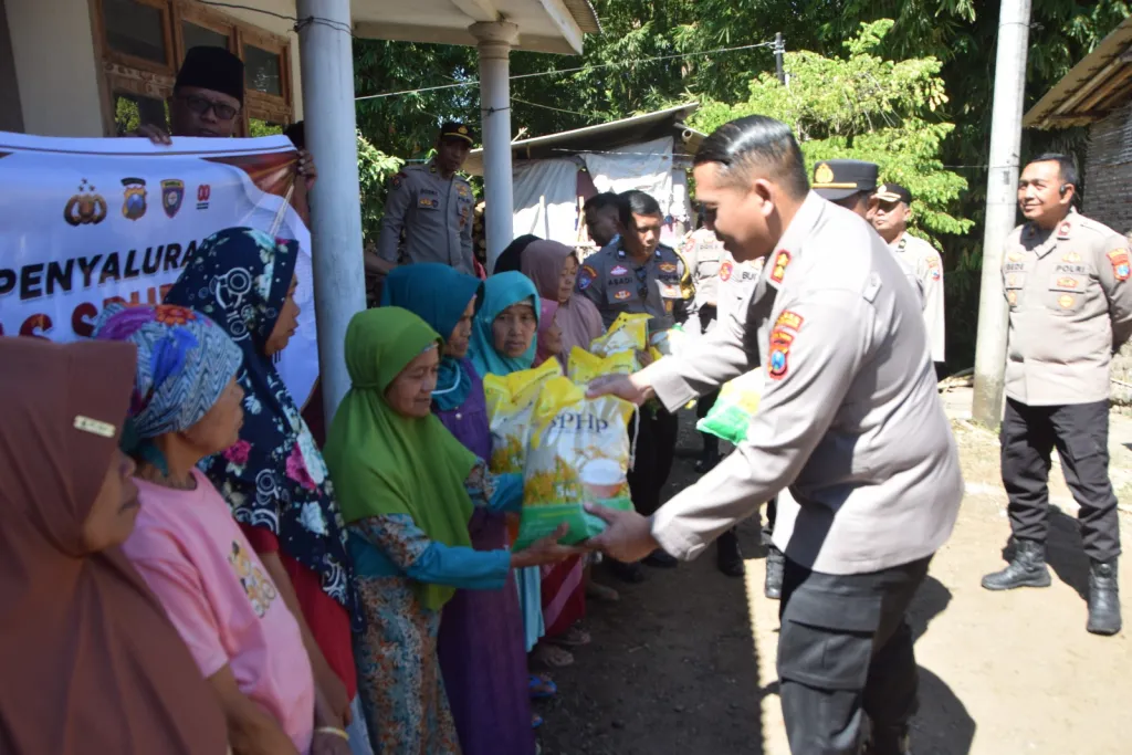Polres Bondowoso Salurkan Bantuan Beras untuk Warga Curahpoh di Hari Bhayangkara - ke 80