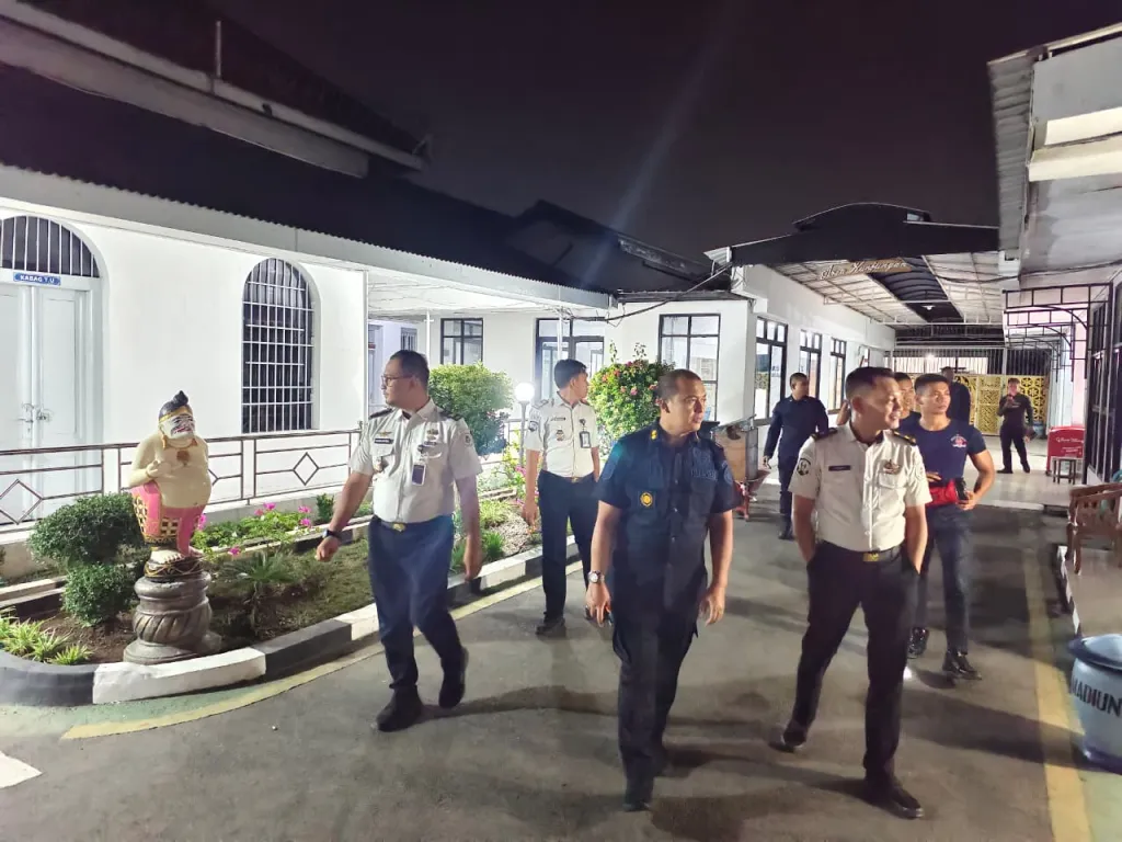 Tingkatkan Keamanan Melalui Patroli Malam Area Brandgang, Lapas Kelas I Madiun Optimalkan Pengamanan