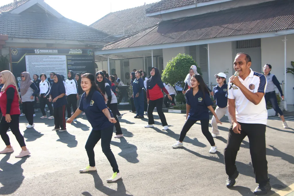 Langkah Sehat Menuju Pembinaan Berkualitas, Lapas Kelas I Madiun Wujudkan Pembinaan Humanis Lewat Senam Pagi bagi