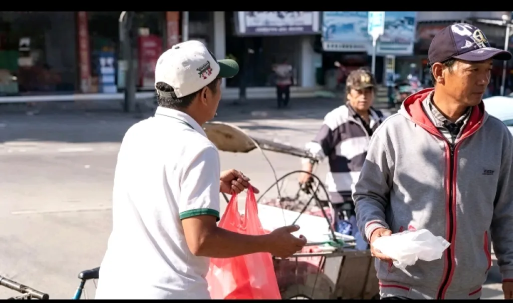 Caption Foto: Saat Perwakilan Media Menyalurkan Bantuan nasi kotak Program Kejari Sampang