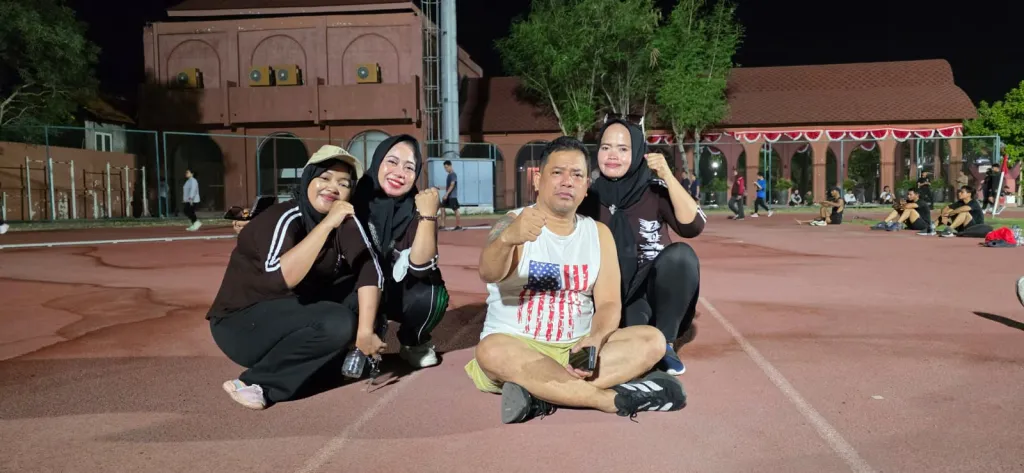 Pimpinan Gabungan Media Online Pererat Kebersamaan dengan Berolahraga Bersama Anggota di Lapangan THOR Surabaya