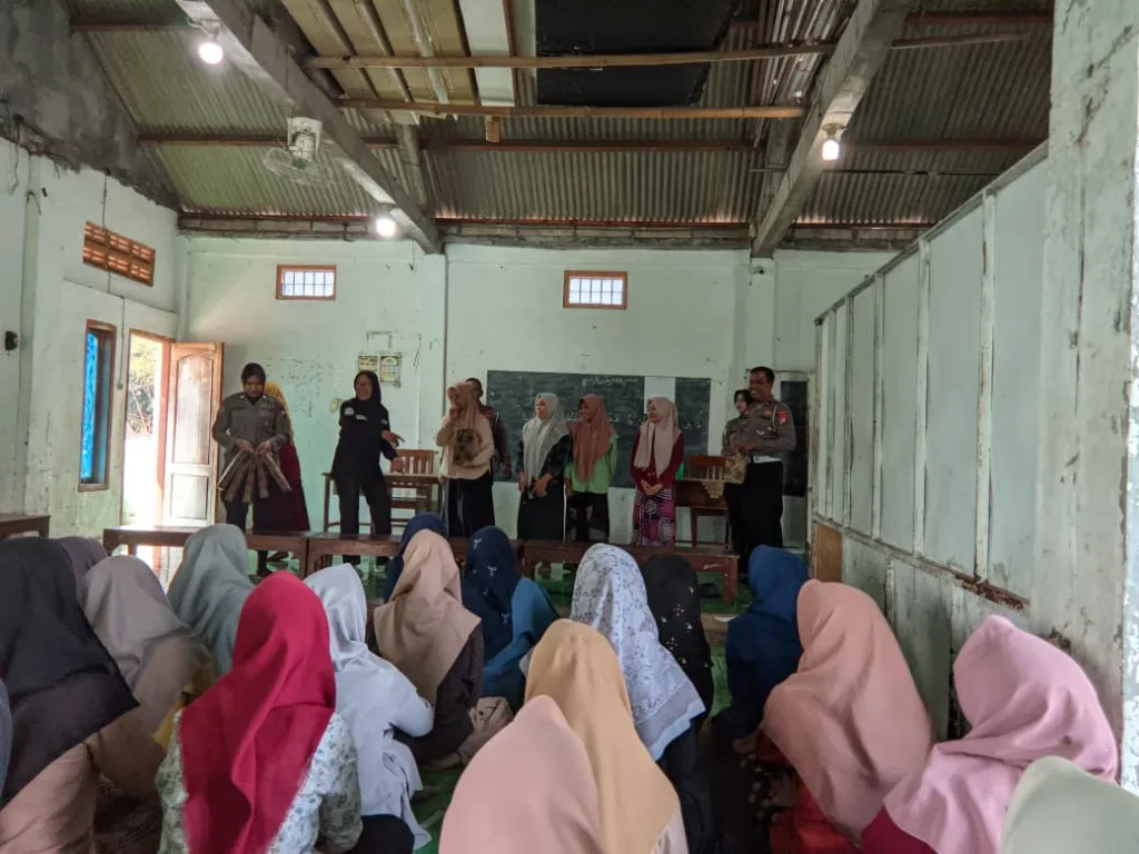 Polwan Polres Ngawi Gandeng Da'i Kamtibmas Edukasi Santri Cegah Perilaku Kekerasan