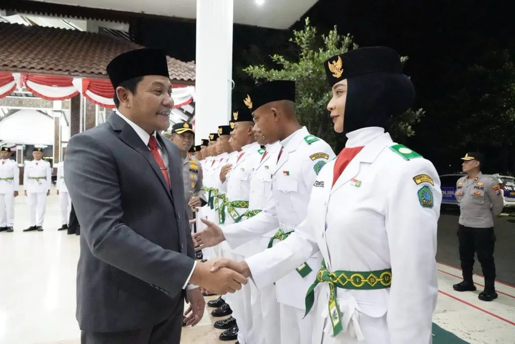 Kukuhkan 77 Anggota Paskibraka Sidoarjo, Bupati Subandi : Jadilah Penerus  yang Menjaga Kehormatan Bangsa