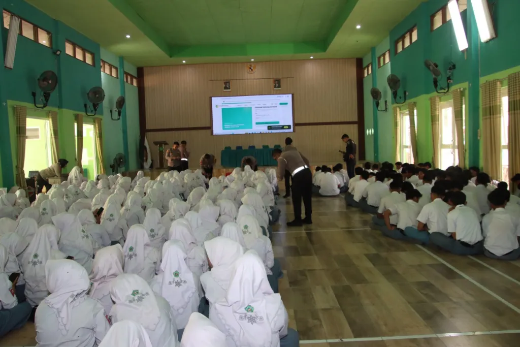 Polresta Sumenep Dorong Generasi Muda Melek Teknologi melalui Sosialisasi Edukasi Paham AI di MAN Sumenep