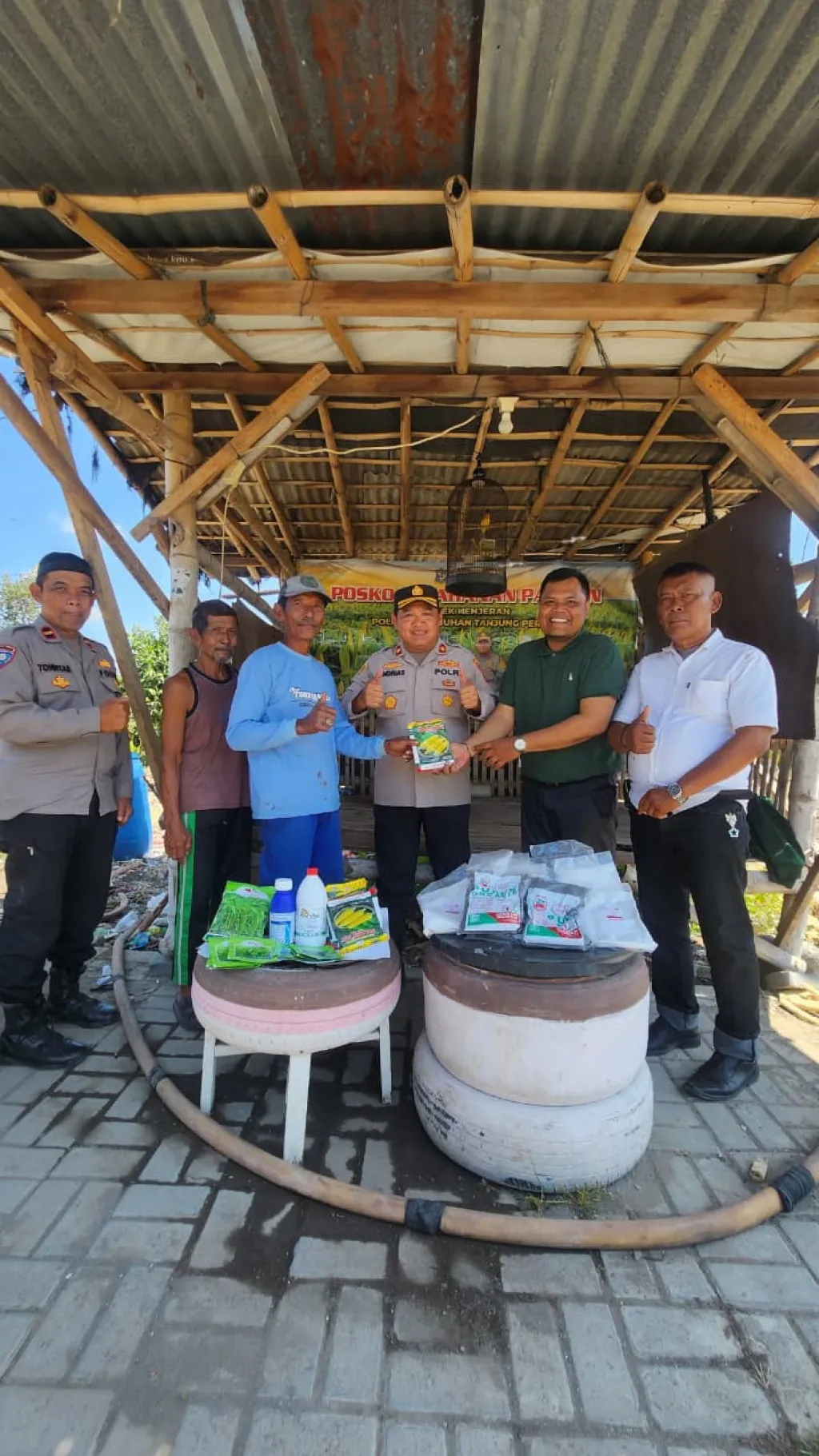 Polres Tanjung Perak Salurkan Bantuan Obat, Bibit dan Pupuk untuk Perkuat Ketahanan Pangan di Kenjeran