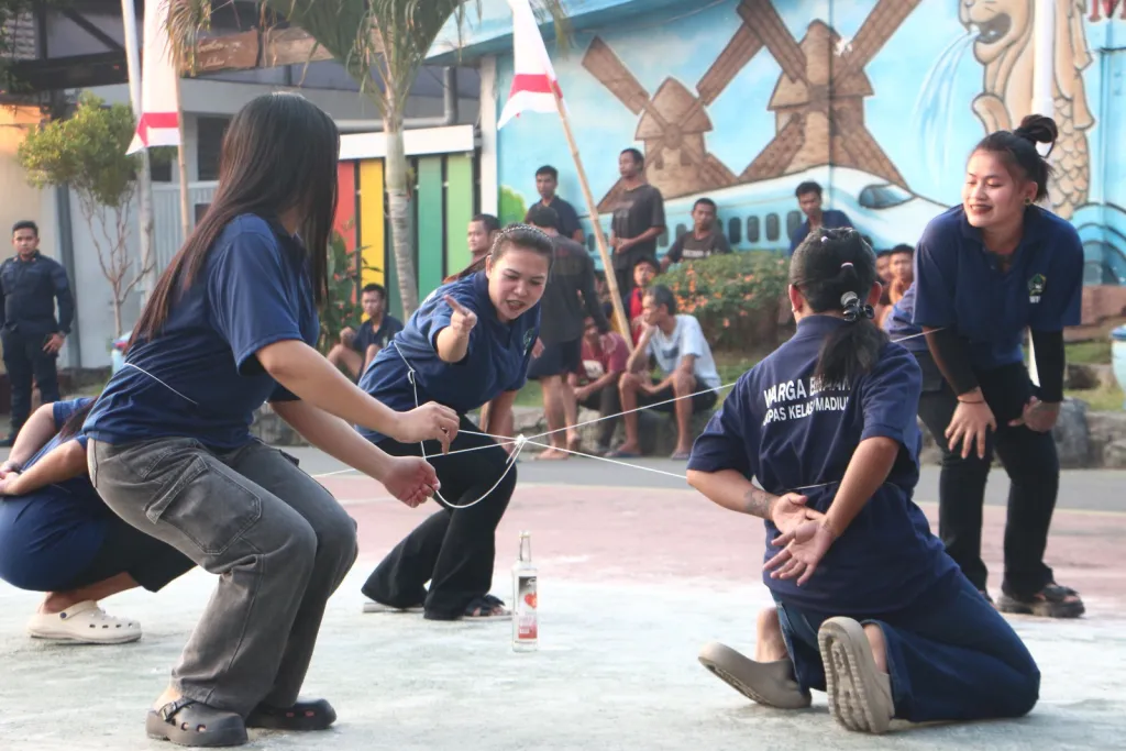 Semangat Juang dalam Nuansa Kemerdekaan, Warga Binaan Lapas Kelas I Madiun Adu Kekompakan dalam Lomba Estafet Tepung